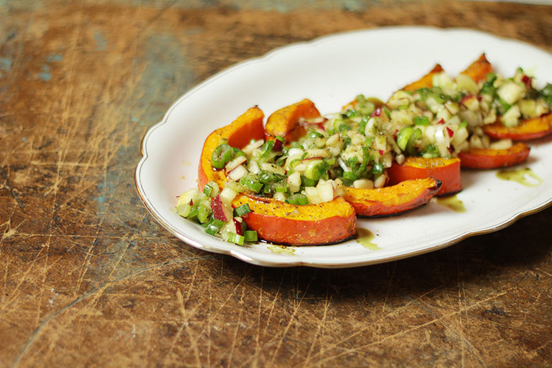 Kürbisspalten mit Apfelvinaigrette | kohlundkarma Kürbisspalten mit Apfelvinaigrette | kohlundkarma