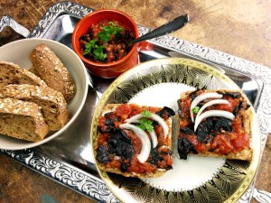 Tablett und Teller mit veganem Fisch in Tomatensoße