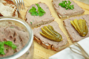 vegane Leberwurst - Brettchen Gurke Petersilie - kohlundkarma