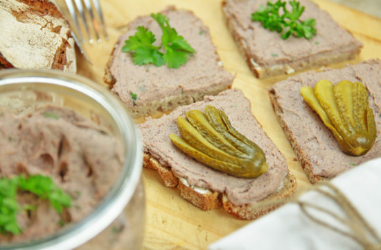 vegane Leberwurst - Brettchen Gurke Petersilie - kohlundkarma