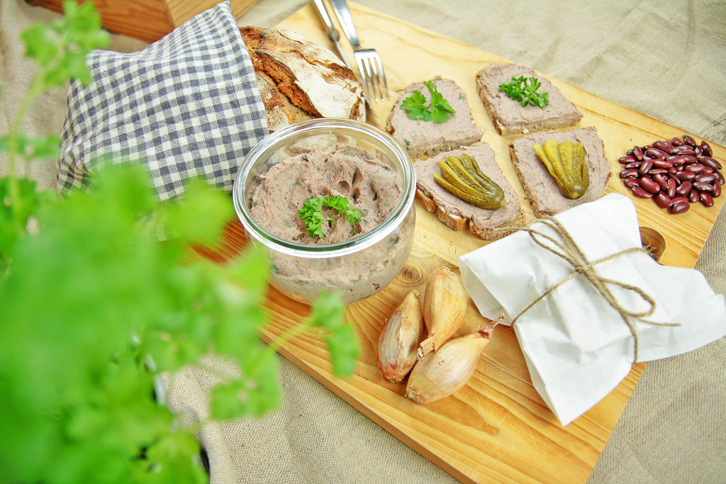 Vegane Leberwurst auf Brettchen angerichtet