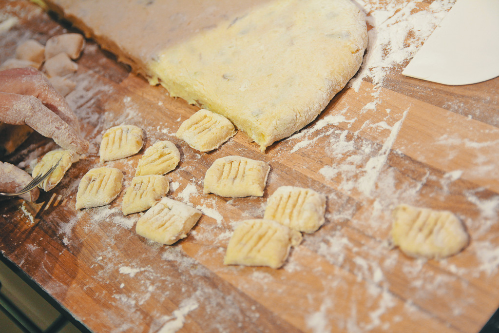 abgetrennte Gnocchi mit einer Gabel einkerben